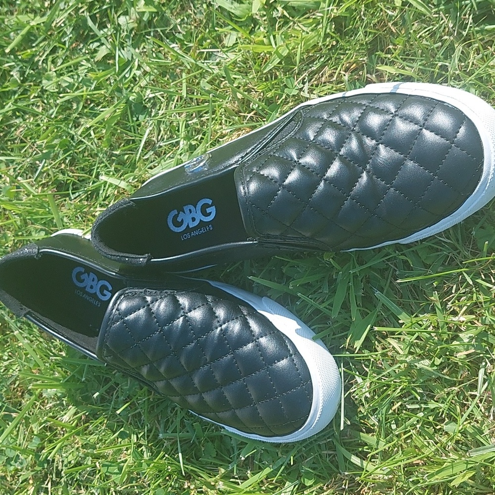 ✨️☘️Guess Black & White Shoes☘️✨️